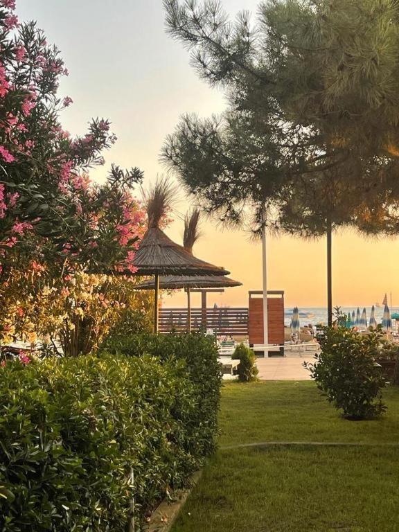 Rumar Hotel Дуррес Экстерьер фото